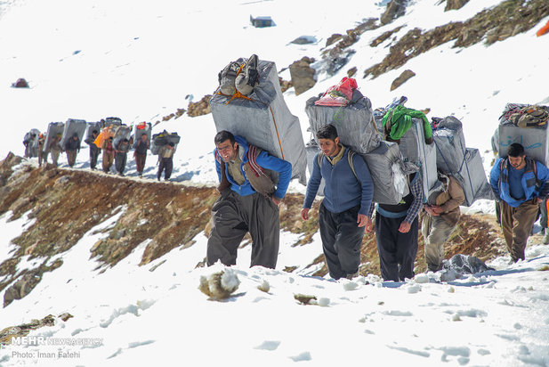 کولبران در برف و سرما