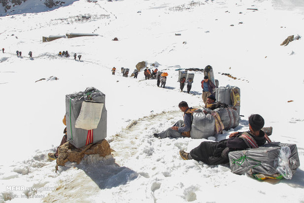 کولبران در برف و سرما