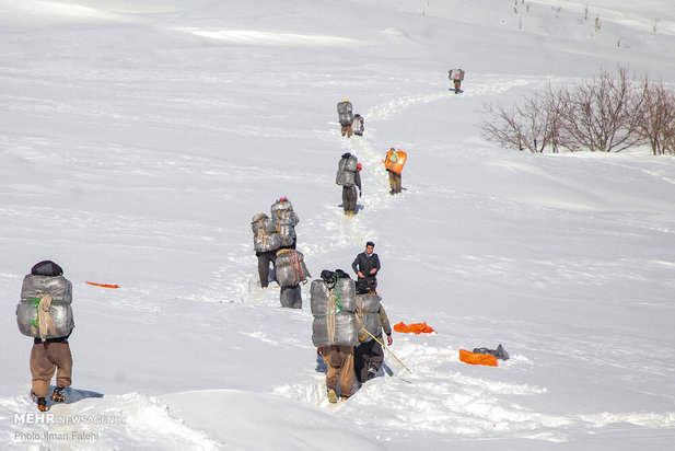 کولبران در برف و سرما