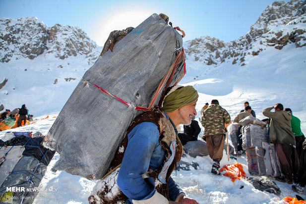 کولبران در برف و سرما