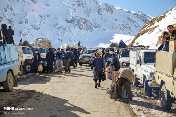 کولبران در برف و سرما