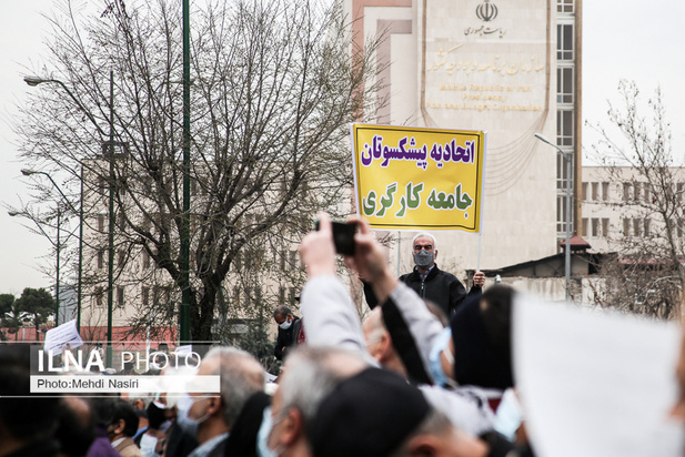 تجمع اعتراضی بازنشستگان در مقابل مجلس شورای اسلامی 