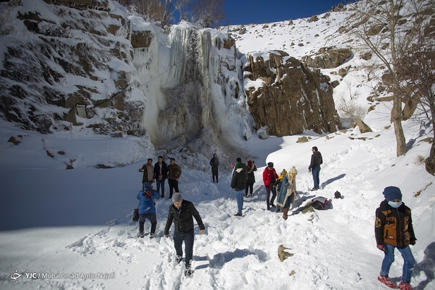 آبشار گنجنامه یخ زد