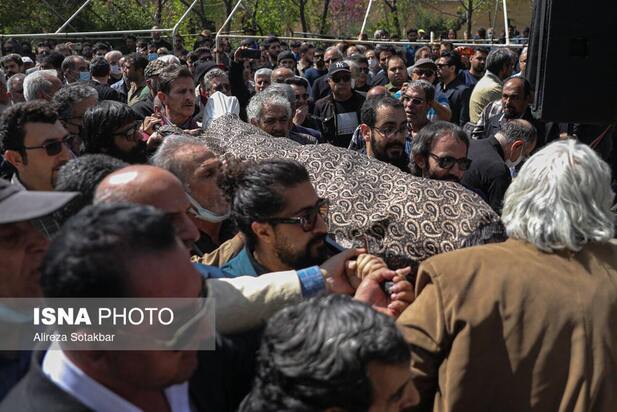 مراسم تشییع و خاکسپاری کیومرث پوراحمد در قطعه هنرمندان تهران